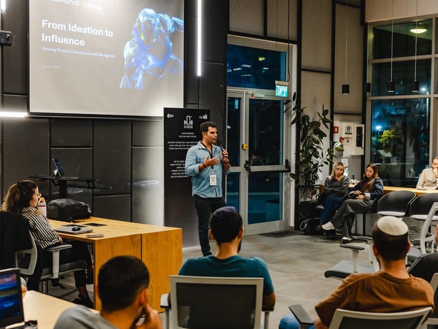 Itamar Assaf speaking at a job-search integration event